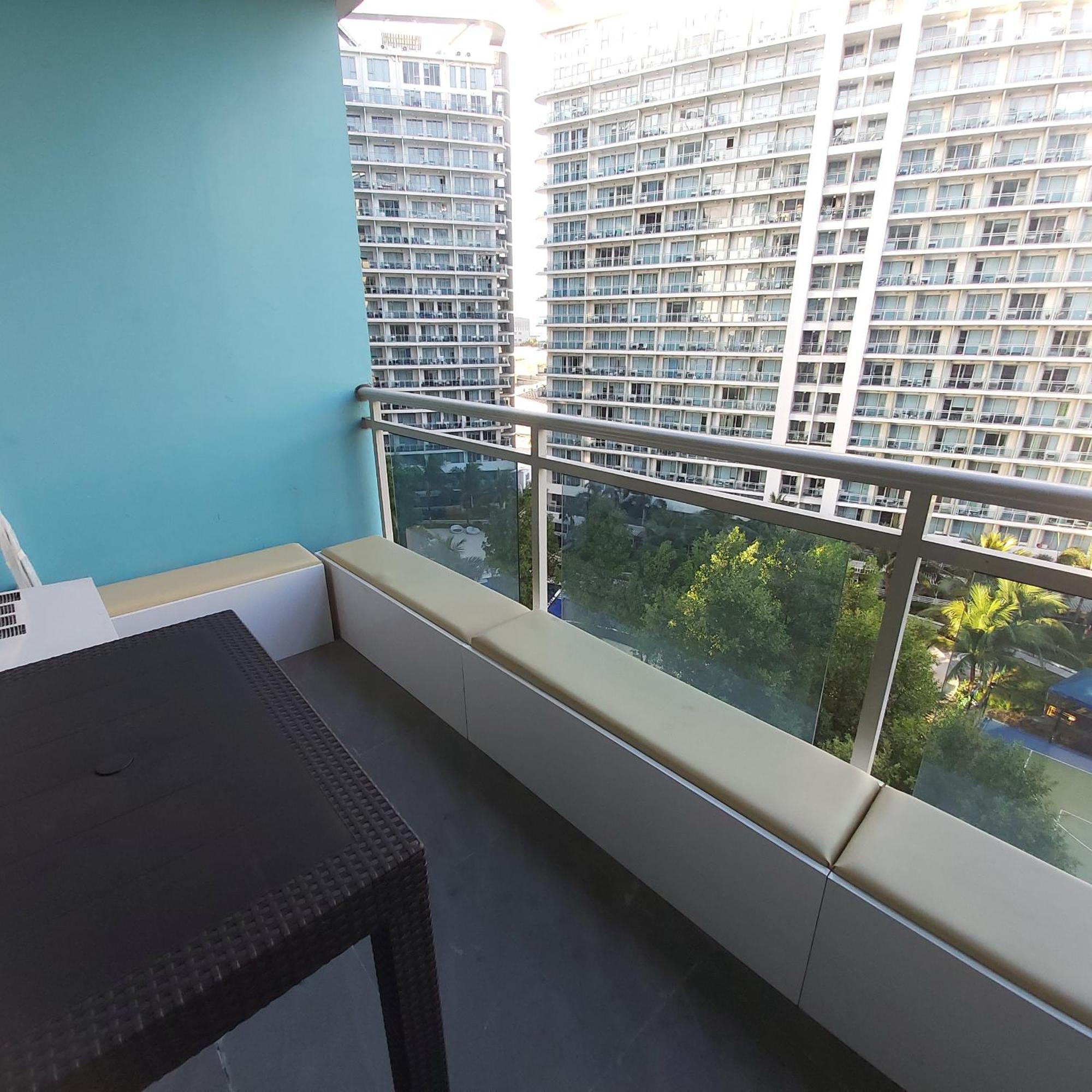 Azure Urban Resort Staycation Manila Room photo